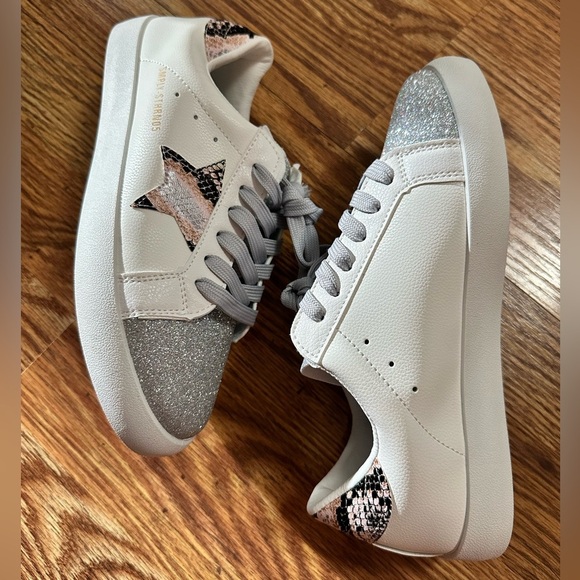 NWOT Simply Southern Star Sneakers - Picture 10 of 13